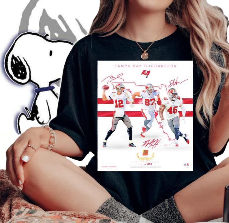 Tom Brady Rob Gronkowski & Devin White Tampa Bay Buccaneers Signatures T-Shirt t-shirt