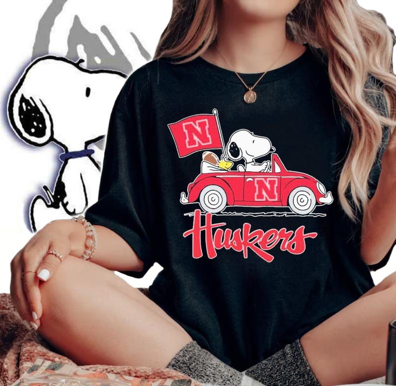 Huskers Snoopy And Woodstock Driving Car Nebraska Cornhuskers Flag t-shirt
