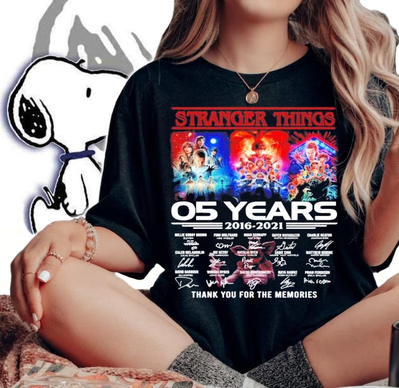 Stranger Things 05 years 2016-2021 signatures shirt woman shirt