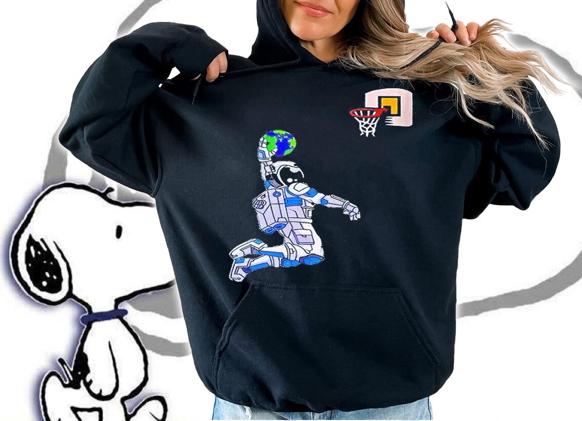 Astronaut Space Earth dunking Basketball T-shirt
